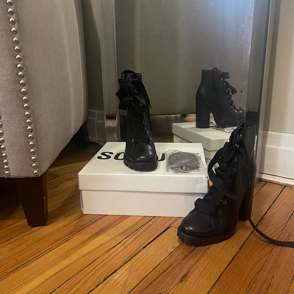 Stylish Black Lace-Up Women's Boots